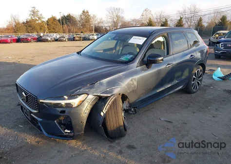 2024 Volvo Xc60 B5 Plus Dark Theme z USA, uszkodzony, nr VIN YV4L12RL5R1714469